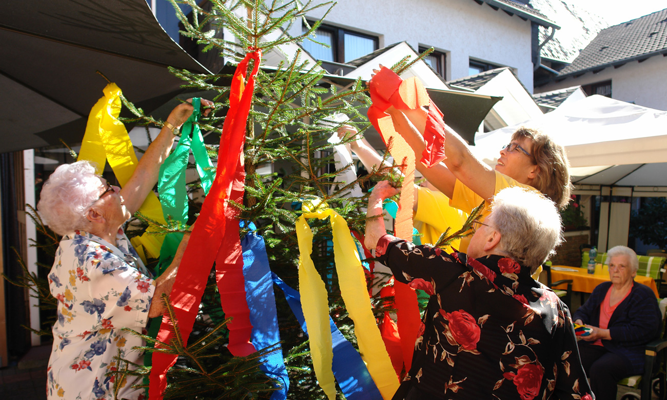 Schmücken des Richtbaums