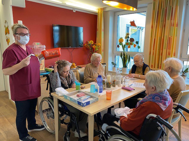 Betreuung auf den Wohnbereichen - Spielen, Backen und Co.