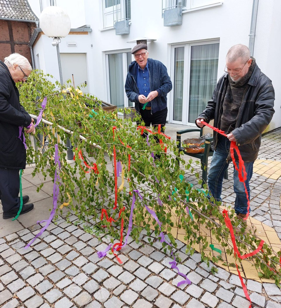 Maibaumschmücken im Sonnenhof