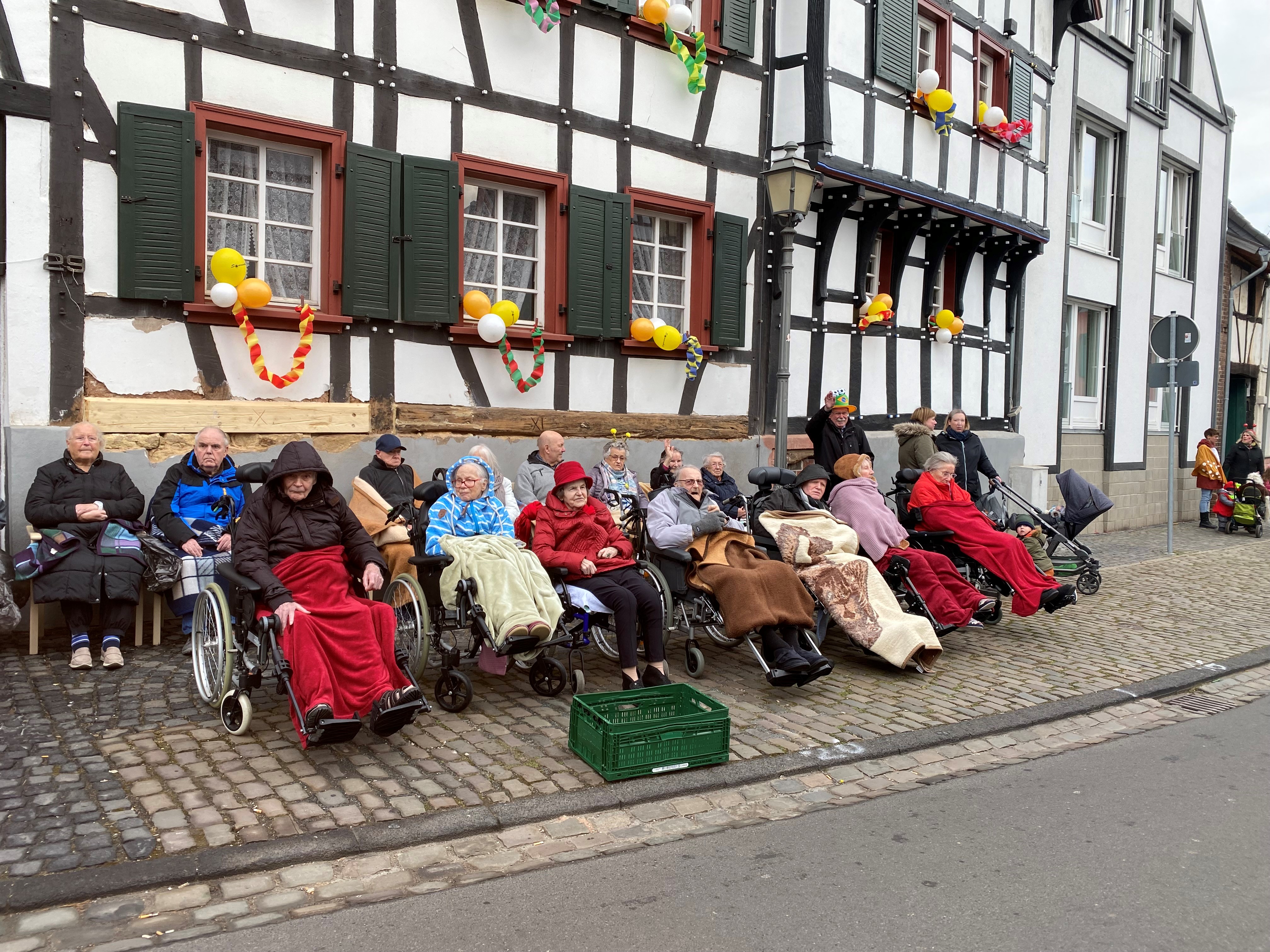 Der Kinderzug zieht durch Kommern und wir sind dabei. Alaaf!!!