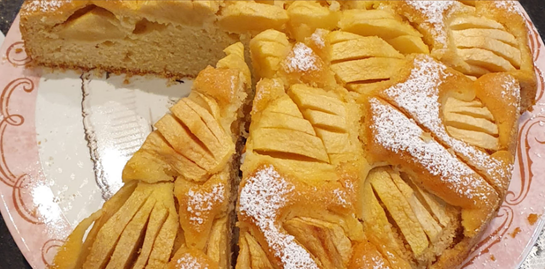Ein leckerer, saftiger Apfelkuchen - macht Freunde beim Zubereiten und Genießen
