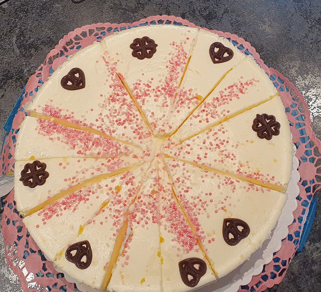 Heute hatte ein Tagesgast Geburtstag und brachte uns diesen leckeren Kuchen mit.