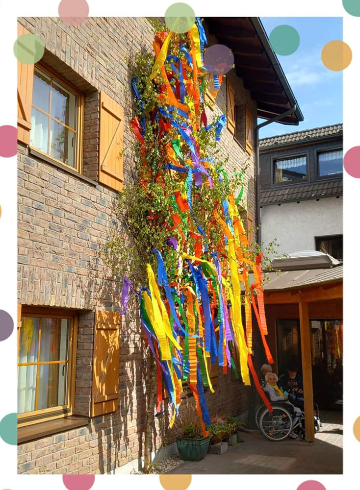 Da steht der Maibaum in voller Pracht und schmückt unseren Innenhof!
