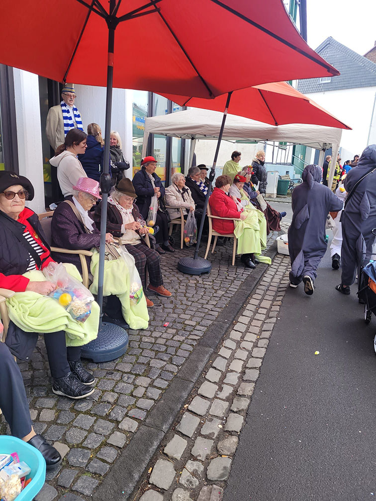 Die Tagespflege Sonnenhof hatte gestern viel Spaß beim Kinderzug Kommern